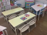 幼児さん専用の机です。<br />
一歳になると、一人で座れるようになりますよ💛
