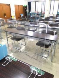 広々とした机で学習できます。<br />
対面の際にはパーテーションを設置しています。