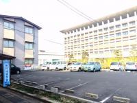 ビルの北側に隣接する広い駐車場で、お子さんの乗せ降ろしも楽にできます。