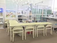 現在、幼児席には飛沫感染予防シートを設置しています。