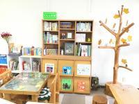 たくさんの絵本がお出迎えします。お好きな本を手に取ってみてください