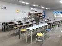 学習スペースです。全ての席に教材を収納するスタンドとアクリル板を設置しています。