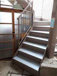 足元に気をつけて3階までおあがり下さい。ベビーカーは下に置けます。