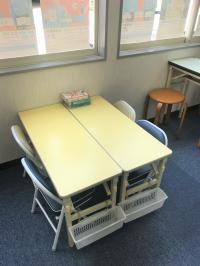 背の低い子ども専用の机とイスで安全です。