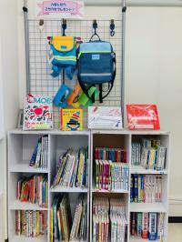 教室の待合スペースの本棚にはたくさんの本が！お好きな本を見つけてみませんか。
