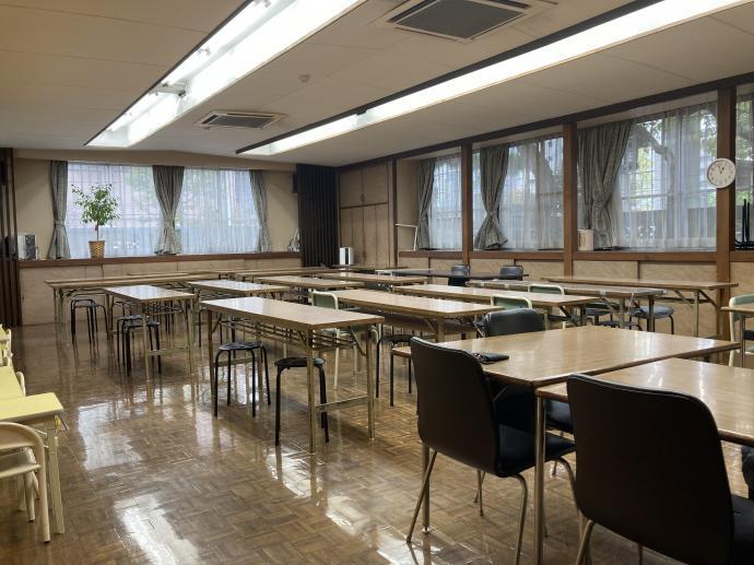 とても広く快適な教室です。<br />
ゆったりした席で、三密回避と集中学習ができます。