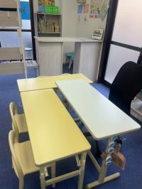 幼児さんも座りやすい低く安定した椅子で、保護者の方と一緒に座って学習できます。