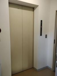 エレベータで２階へお越しください
