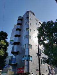 本館１階はコンビニ。別館１階はラーメン屋。<br />
本館と別館間違えないように！