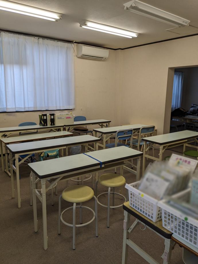 教室の内観です。奥にも学習スペースがあり、年齢に応じて学習できます。
