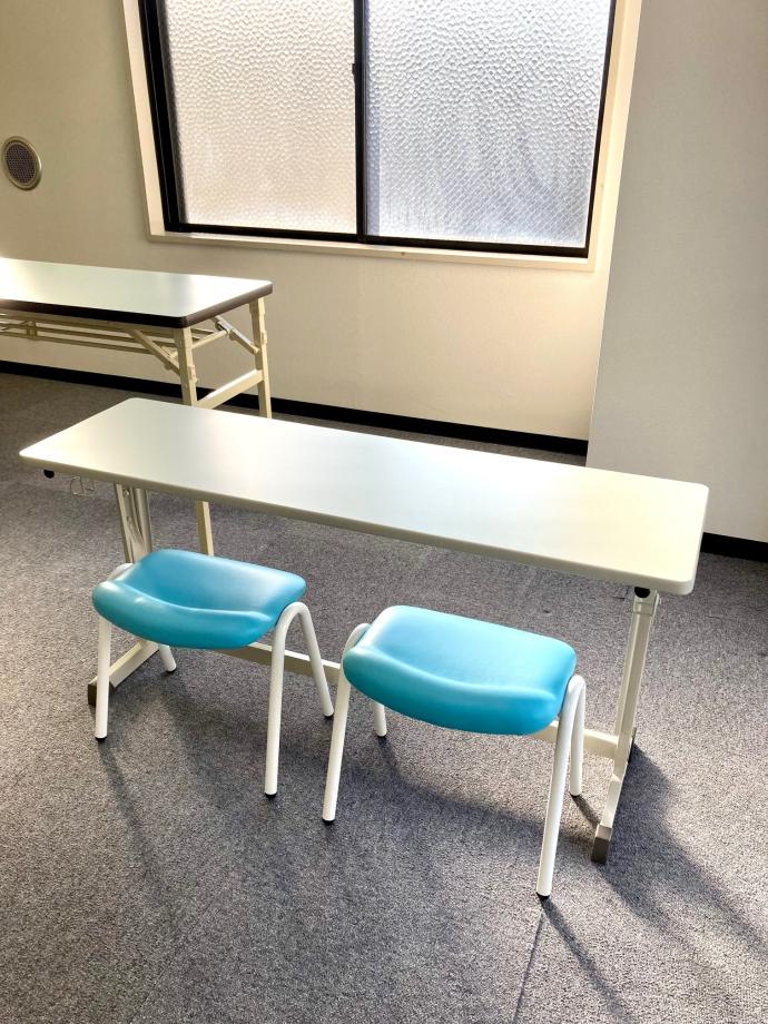 生徒さんの身長に合わせて、様々なサイズの机、いすを揃えております。