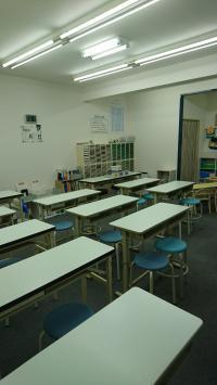 指導者から教室全体が見渡せる環境。明るく清潔な教室です。