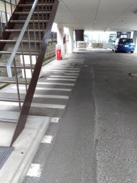 建物の１Fが駐車場・駐輪場になっております。
