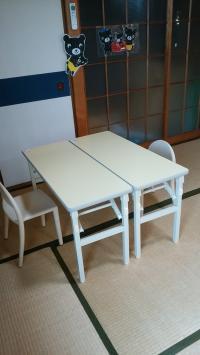 小さな机で座る練習もできます。