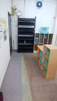 教室の中に入ってたら、まず靴を脱いで、学習の準備です。