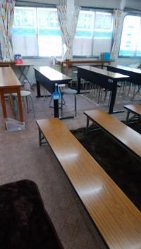 幼児用の机もあります。指導者が学習を見守ります。