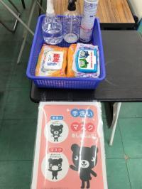 手指の消毒、机の消毒をしています。