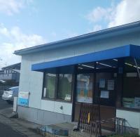 青色軒先テントが目印です。<br />
スロープを設置しており、ベビーカーで入室できます。