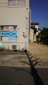 教室の南側に駐車スペースがあります