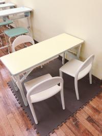 小さなお子さまも安心して座れる机と椅子をご用意しています。