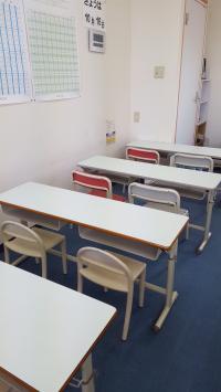 高さの調節できる机を完備。幼児さんでも楽しく学習できます。