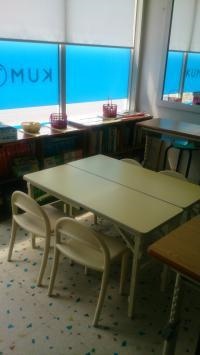 幼児さんも学習しやすい机、座りやすいイスを用意しています。