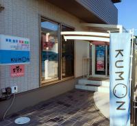 入口です。ベビーカー、自転車はこちらへ。駐車場もございます。