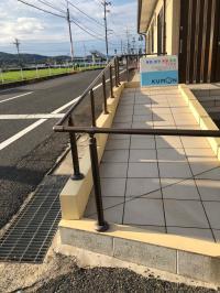 スロープがあるのでベビーカーでも安心です♪