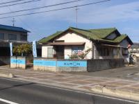 建物正面と裏側に駐車できます。