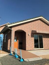 駐車場は8台分あります。ベビーカーはスロープを通って玄関内に入っていただけます。