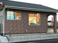 北側から来ると、くもんの看板が見えます。