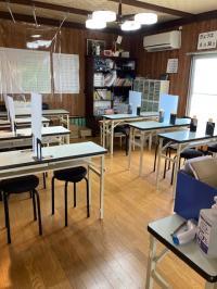 教室内です!ソーシャルディスタンスを守った座席配置になっています。