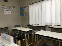 白を基調とした明るい雰囲気の学習室です。