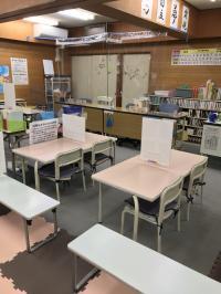 感染予防のためアクリルカーテン、幼児席にはアクリルパネルを設置しています。