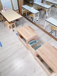 体の大きさに合わせた幼児専用の学習机です。スタッフ席の前で安心して学習出来ます。