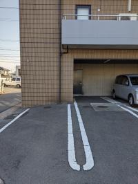 建物背面に駐車スペースあります。