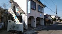 教室は２階です。外階段からお上がり下さい。