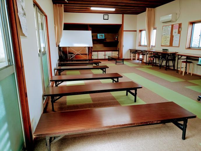 20人ほど入っても広く使える教室です。<br />
椅子または<br />
座って学習していきます。
