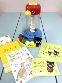 かわいい絵本や、ちいさなお子さまでも楽しめる教具をご用意しております。