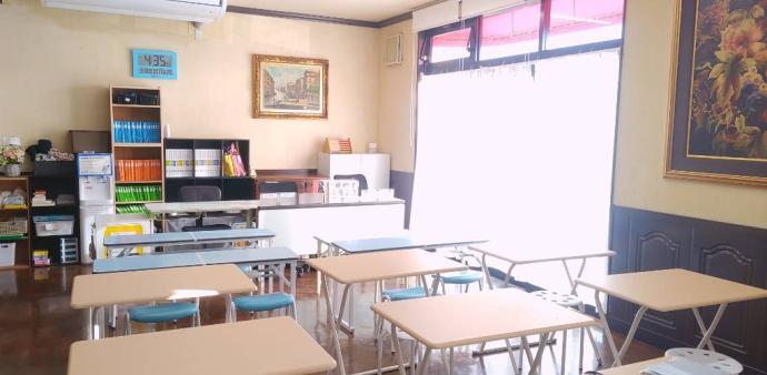 とても明るい教室です<br />
一人ひとり独立した机で集中して学習できます