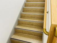 教室は2階ですが、階段は広く明るいので、小さなお子さまと一緒でも大丈夫です。