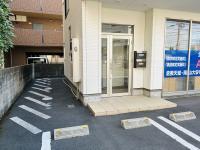 車は入り口手前の駐車場に、自転車は左側の駐輪スペースに停めてください。