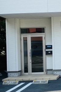 教室へは、こちらのドアから、２Fにあがってください。