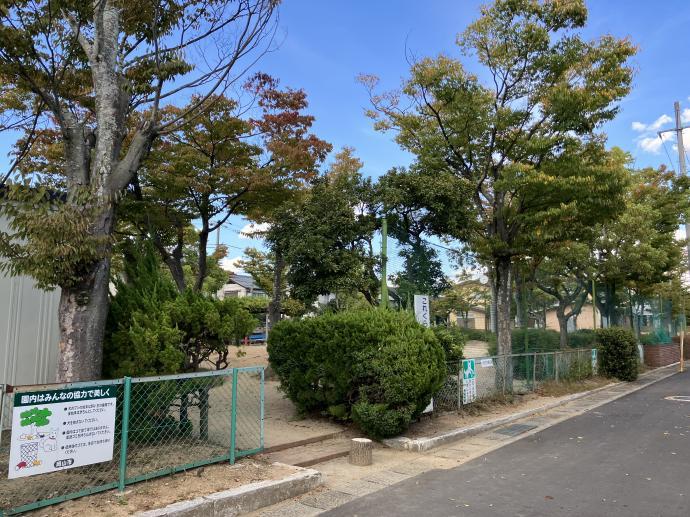教室の前には山崎公園があります。<br />
遊びも勉強もこどもたちには大切ですね。