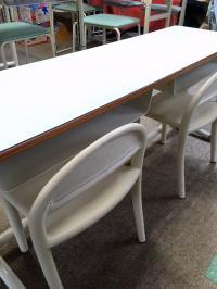 小さなお子さま用に背付きの椅子もございます。