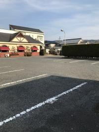 教室前に広い駐車場があります。送迎時にご利用ください。