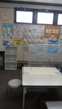 幼児学習机。　先生が見守る中　楽しく学習できるスペースをご準備しています。