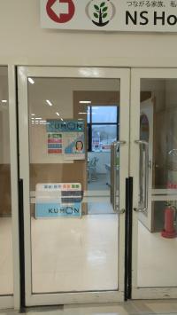 3階の駐車場から真っ直ぐ。ドアから見える丸窓の部屋です。