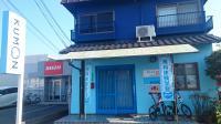 コンビニの南側。大きなのぼりの形の看板が目印です。