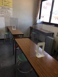 子どもたちが学習する机上にはパーテーションを設置しています。